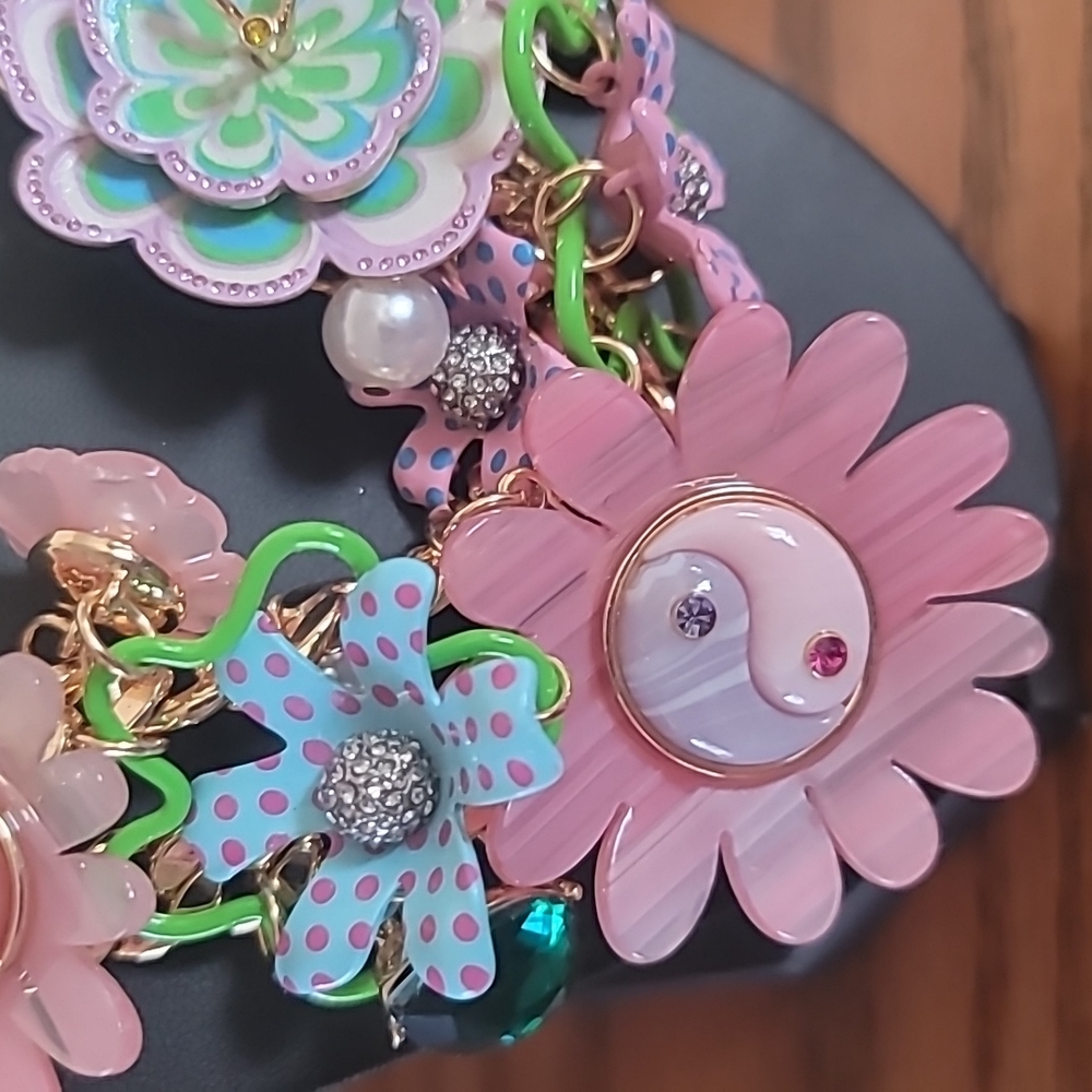 Betsey Johnson flower necklace - Picture 4 of 8